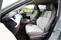 「アドベンチャー」では内装色を「ブラック」と「オーキッドブラウン」（写真）の2種類から選択可能。スポーティーな専用デザインの合成皮革シートが装備される。