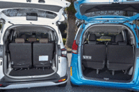 「シエンタ」（写真左）の荷室は、3列目シートを床下に収納して容量を拡大するタイプ。一方「フリード」（写真右）は、3列目シートを側面にはね上げて格納する。（写真をクリックするとシートアレンジが見られます）