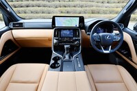運転に集中できるようデザインされたコックピット周辺部。センターコンソール上部には、液晶ディスプレイが上下2段に並ぶ。