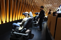 ジャパンモビリティショー2023のレクサスブースには、「Lexus Electrified VR Experience」と名づけられた、次世代コックピットの疑似体験コーナーも用意されている。