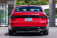 ワイド感と先進性を強調するという新意匠のリアコンビランプ。テールランプは、トランクリッド中心に置かれた「Ｈ」のエンブレムを挟んで左右横一文字に点灯する。