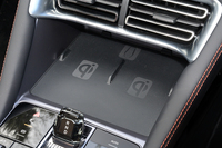 Qi規格のスマートフォンのワイヤレスチャージャーを2つ装備。どちらも出力15Wまで対応している。