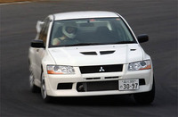 競技用ベース車両たる「RS」(白)には、ルーフ、トランクリッドを薄板化した仕様が用意される。ギアボックスは、「ハイ」「ロウ(スーパークロース)」の2種類から選択可能。交換を前提に、ホイールは鉄チン、シートはノーマル、オーディオ、エアコンなども付かない。ベース価格は251.8万円。写真のテスト車は、薄板仕様。17インチホイール、AYC+ACD+ABS、フロントLSDなどをオプション装備したもの。