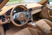 PDKの操作は、センターコンソールのセレクターレバーに加え、ステアリングホイールにあるシフトスイッチでも可能。左右2ヵ所に用意され、前へ押すとシフトアップ、裏側から手前に押すとシフトダウンとなる。