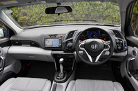 今回のテスト車は、最も需要の多い、CVTモデルの「α」（上級グレード）。センターコンソールやドアノブの「高輝度メタルガーニッシュ」や本革巻きステアリング、ブルーのイルミネーションなどがインテリアの特徴だ。