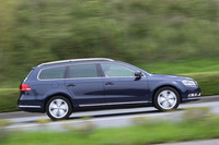 「コンフォートライン」と「ハイライン」では、装備は異なるものの、パワートレインやサスペンションの設定は共通。タイヤサイズは「コンフォートライン」が215/55R16、「ハイライン」は235/45R17となる。