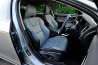 2014年モデルでは、よりサイドサポートの張り出した本革スポーツシートが新たにオプション設定された。
    