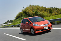 高速道路を流す。「前後の重量配分は、クーペの『CR-Z』より理想的」とは開発陣の弁である。