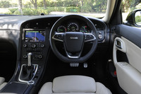 HDDナビゲーションシステムやハーマンカードン・サラウンドシステムも標準で備わる。