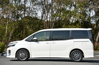 ホイールベースは、先代モデル比で25mm延長。写真の「ヴォクシーZS」の場合、全長は115mm長くなっている。
    