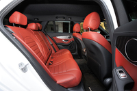 後席の分割比率は先代の2：1から40：20：40へと変更された。