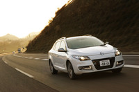 日本で販売されるメガーヌは、ハッチバック、エステートともにスポーティーな「GTライン」のみ。ルノースポールの手により、サスペンションやステアリングなどが専用にチューニングされている。