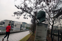 ジョギングする人は誰も気づいていない。