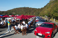 ターンパイクの路上が特設のカフェに。
