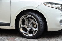 アルミホイールのサイズは18インチ。ハッチバック版の「メガーヌGT」より16mm大きな296mmのフロントブレーキディスクや、「メガーヌ ルノースポール」と同じマスターシリンダーが採用されている。