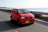 新型は車両の軽量化に加え、エンジンの改良とCVTの変速比の最適化（変速比幅は約7.2）により、加速性能が向上した。先代「アルト エコ」との比較で、0-100km/hは約1.6秒、40-80km/hは約0.9秒短縮されたという。
    