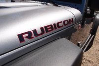今回の相棒は、「ジープ・ラングラー」ファミリーの中でも特にオフロード走破性に長ける「ルビコン」モデル。エンジンフード側面のデカール（写真）など、外観もドレスアップされている。