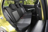 後席の様子。背もたれには1段階のリクライニング機構が備わる。