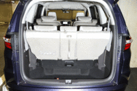 3列目シートは「ステップワゴン」などと同じく床下に格納するタイプ。（写真をクリックすると、シートアレンジが見られます）