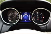 メーターはアナログの2眼式。左が速度計で、右がエンジン回転計。中央のウィンドウには、ディーゼルならではのDEF（ディーゼル微粒子捕集フィルター）の情報が表示される。