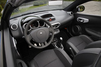 快適装備は、CD一体AM/FM電子チューナーラジオ（MP3）、防じんフィルター付きオートエアコン、AUX端子、クルーズコントロールなど。安全装備は、フロントエアバッグ、サイドエアバッグ、ESP（横滑り防止装置）、EBD（電子制御動力配分システム）などが標準で備わる。
