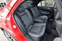 後席の様子。リアウィンドウからの日差しをさえぎる電動サンシェードは、リバースギアに入れると自動的に収納される。