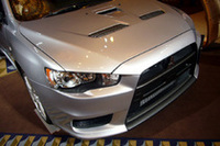 「ギャラン・フォルティス」と共通の逆スラントノーズ顔。冷却効率のため、ボンネットにはエアスクープが穿たれ、ナンバープレートはバンパー左側に移された。