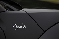 フェンダーに「フェンダー」のロゴ。これは「スパゲティロゴ」と呼ばれるもので、フェンダー社の1950年から1964年までの製品に用いられた。
    