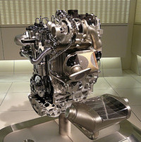 「M9R」エンジンのカットモデル。