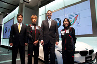 「BMW 320i」の発表会では、BMWジャパンが新たに、公益社団法人日本トライアスロン連合（JTU）のスポンサーとなることが発表された。写真は、左からJTUの日本代表監督を務める飯島健二郎氏、JTU日本代表の細田雄一選手、BMWジャパンのローランド・クルーガー代表取締役社長、JTU日本代表の上田藍選手。
