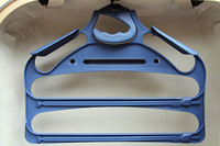 付属のハンガー。グリップ形状にも、デザイナーのこだわりが感じられる。
