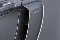 ボディーサイドのエアインテーク。「GT4」と刻まれている。
    