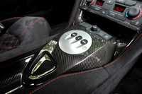 試乗車にはオプションの「インテリア・カーボンファイバー・パッケージ2」が装着されていた。