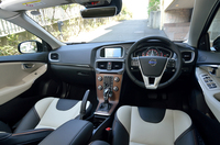 インテリアの造形は、「V40」と変わらない。センターのモダンウッドパネルは、特別装備の一つ。