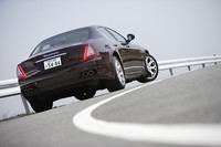 【テスト車のオプション装備】
ダッシュボード＆リアシェルフレザーカラーリクエスト＝11.5万円／パワーサンルーフ＝24.2万円／カラードキャリパー（チタン）＝7.7万円／アルカンタラルーフライニング＝19.4万円／パイピングカラーリクエスト＝4.4万円／カラーレザーステアリングホイール＆シフトノブ＝4.4万円／ヴァボナウッドトリム＝8.1万円／フロントシートコンフォートパック＝62.7万円／iPodインターフェース＝5.0万円／フロントパーキングセンサー＝10.7万円
