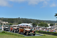 ペブルビーチで行われた「コンクール・デレガンス」の様子。午後からは盛大にコンクールの表彰式が行われる。これをじっくり見学するのも楽しいもの。写真は、セレモニーに臨むラクストンたち。