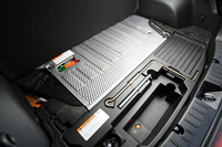 ラゲッジルームの床下に搭載される5.5kWhのバッテリー。低い搭載位置は、ガソリン車と同等の重心高はもちろん、荷室の利便性にも貢献している。