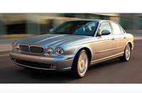 ジャガー「XJ」がついに新しくなり、7代目へと進化した。オールアルミにより約200kg軽量化されたというボディは、全長×全幅×全高＝5080×1868×1448mm、ホイールベースは3mを超え、3034mmとなった。エンジンは全4種類。足まわりは新型「Sタイプ」のものがベースで、セルフレベライザー付きのエアサスペンションは全車標準装備だ。