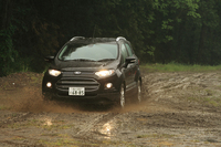 安全装備については、横滑り防止装置やヒルスタートアシストなどは備わるものの、「フォーカス」や「フィエスタ」などに装備される緊急自動ブレーキ「アクティブ・シティ・ストップ」は用意されていない。