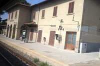 フィレンツェーシエナ間で車窓から。駅施設は、天然映画セットのようである。