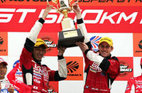 レクサスSCをドライブしたウィナー、服部尚貴（左）とピーター・ダンブレック（右）。