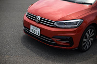 外観では専用のフロントバンパーやサイドスカート、各所に施されたクローム装飾などが特徴となる。