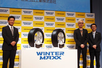 新製品を囲む、住友ゴム工業の取締役 常務執行役員 タイヤ技術本部長 西実氏（写真左）と同執行役員 ダンロップタイヤ営業本部長 山本悟氏（写真右）、そしてCM製作を手がけた箭内道彦氏。