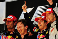 アブダビGP初代ウィナーとなったセバスチャン・ベッテル（右から2番目）。チームメイトのマーク・ウェバー（左）、チーム代表のクリスチャン・ホーナー（その隣）とともに今年4度目のレッドブル1-2フィニッシュに喜ぶ。3位は、第13戦イタリアGP以来の表彰台を獲得した新チャンピオン、ジェンソン・バトン（右）。（写真＝Red Bull Racing）