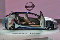 「IDSコンセプト」のサイドビュー。Bピラーはなく、ドアは観音開きになっている。