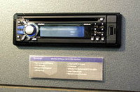 クラリオンのCDレシーバーはフロントフェイスにUSB端子を備える。ここにUSBメモリーを差せばメモリー内の圧縮音源が楽しめる。