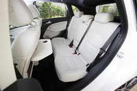 標準装備の内装は、「B180ブルーエフィシェンシー」がファブリック、「B180ブルーエフィシェンシー スポーツ」はレザーツインシートとなる。