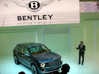 ベントレーのSUVコンセプト「EXP 9 F」。「ミュルザンヌ」「コンチネンタル」シリーズに続く第3のモデルラインになる可能性があるという。6リッターのW12＋ツインターボエンジンに、8段ATを組み合わせる。