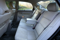 700カ所もの改良を受けたという2004年モデル。前後のドアガラスに、中間にPVB樹脂の膜を挟んだ「ラミネーティッド・サイドウィンドウ」を採用。防犯上有効な割れにくさと、高い防音性をもち、有害な紫外線をカットする。車内の空気を浄化する「アクティブ・キャビンフィルター」を採用したことも新しい。
	 