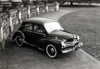 1953年から63年まで10年間ライセンスされた「日野ルノー」。写真のモデルは57年後半以降のモデルで、本国版にはない日野独自のグリルを持つ。小型タクシーにも数多く使われた。